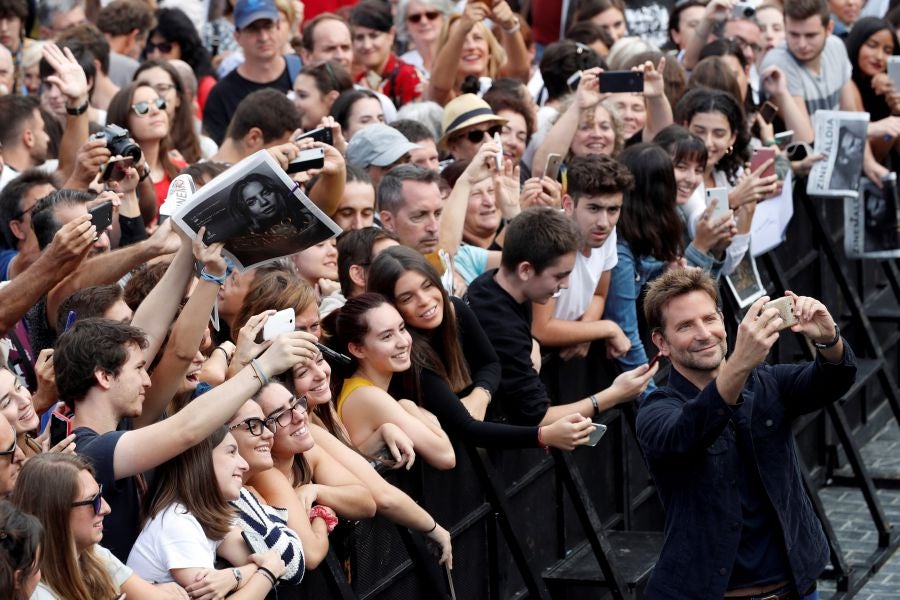 Bradley Cooper, tres veces nominado al Oscar como mejor actor, cierra la sección Perlas del Festival de San Sebastián con su opera prima como director, 'A star is born' 