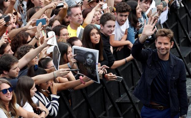 Galería. Baño de masas de Bradley Cooper en San Sebastián.