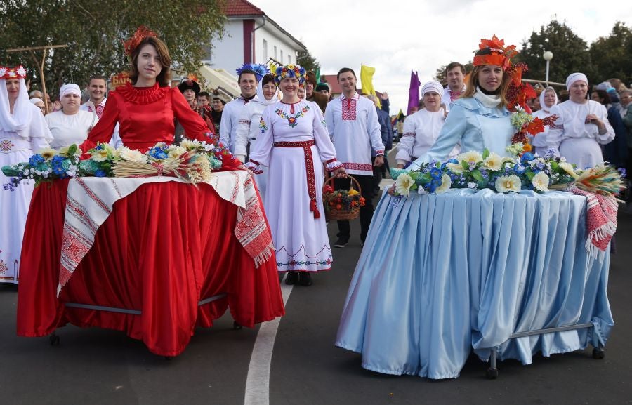 Los artistas bielorrusos cantan canciones tradicionales y bailan durante el desfile 'A path to a bread' o 'Un camino hacia el pan'. El desfile forma parte del festival regional 'Dazhynki' que marca el final de la temporada de cosecha en la ciudad de Myadzel, Bielorrusia.