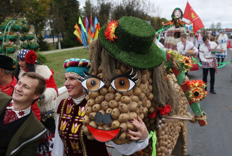 Los artistas bielorrusos cantan canciones tradicionales y bailan durante el desfile 'A path to a bread' o 'Un camino hacia el pan'. El desfile forma parte del festival regional 'Dazhynki' que marca el final de la temporada de cosecha en la ciudad de Myadzel, Bielorrusia.