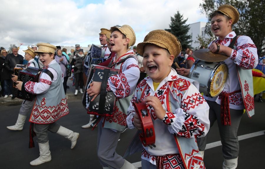 Los artistas bielorrusos cantan canciones tradicionales y bailan durante el desfile 'A path to a bread' o 'Un camino hacia el pan'. El desfile forma parte del festival regional 'Dazhynki' que marca el final de la temporada de cosecha en la ciudad de Myadzel, Bielorrusia.