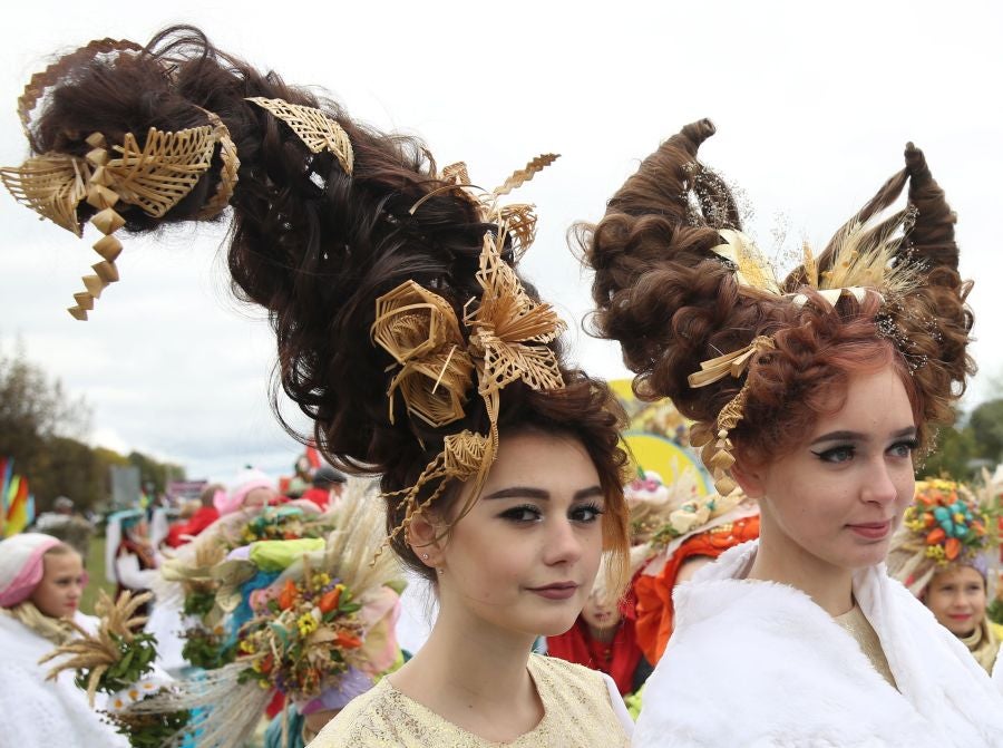 Los artistas bielorrusos cantan canciones tradicionales y bailan durante el desfile 'A path to a bread' o 'Un camino hacia el pan'. El desfile forma parte del festival regional 'Dazhynki' que marca el final de la temporada de cosecha en la ciudad de Myadzel, Bielorrusia.