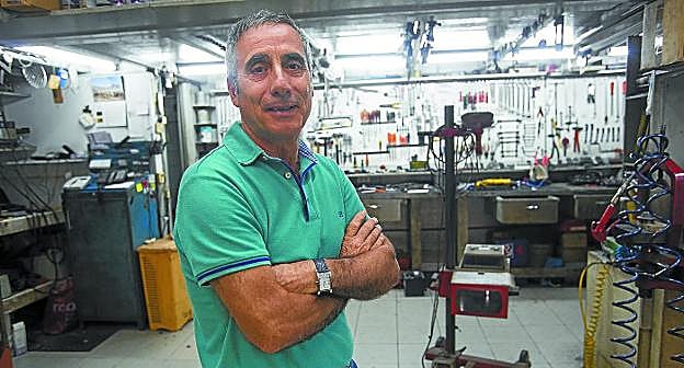 Así veremos a Silvestre a partir de ahora, después de despedirse del Taller Erlaitz, sin buzo ni grasa en las manos.
