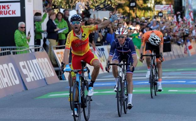 Alejandro Valverde entra victorioso en meta. 