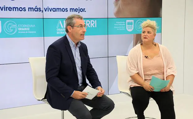 El diputado general Markel Olano y la diputada foral Maite Peña, en la rueda de prensa de este lunes.