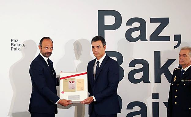 El primer ministro francés, Edouard Philippe, y el presidente del Gobierno, Pedro Sánchez, con el «sello de ETA».