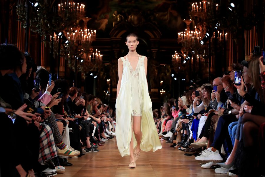 La diseñadora ha presentado en la Semana de la Moda de París su colección Primavera / Verano en la que priman las prendas cómodas y con mucha liberdad de movimiento