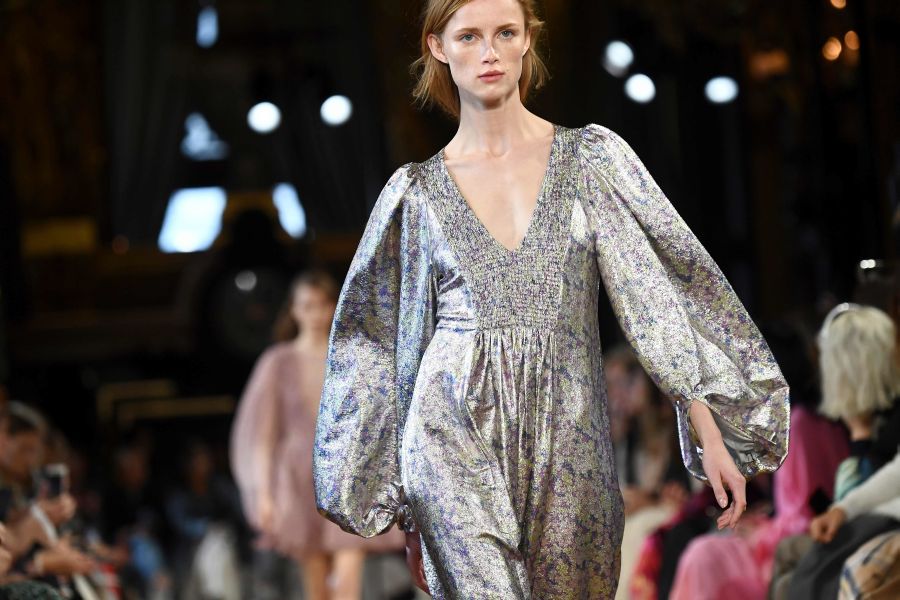 La diseñadora ha presentado en la Semana de la Moda de París su colección Primavera / Verano en la que priman las prendas cómodas y con mucha liberdad de movimiento