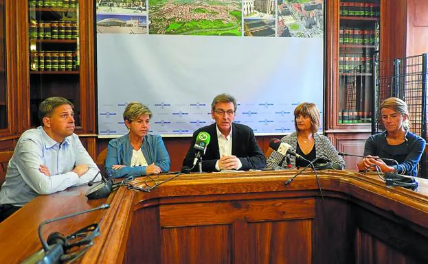 José Enrique Corchón, Lourdes Larraza, Xabier Iridoy, Josune Gómez y Miren Ramonita Guezuraga. 