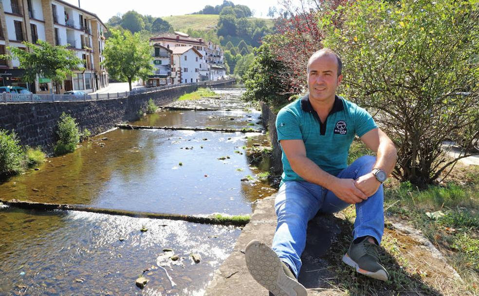 Koteto Ezkurra posa junto al río Ezkurra que cruza Doneztebe, donde nació hace 45 años. 