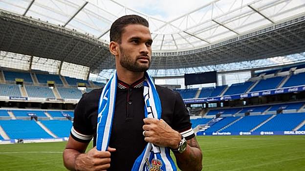 Willian José posa en Anoeta con la bufanda de la Real tras rubricar su nuevo contrato.