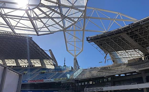 Los operarios instalarán una malla espacial en este hueco que falta entre la cubierta de de la tribuna principal y la cercha norte