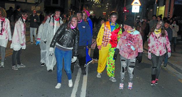 Un grupo de zombis recorriendo kale Nagusia en la primera edición de este espectáculo. 