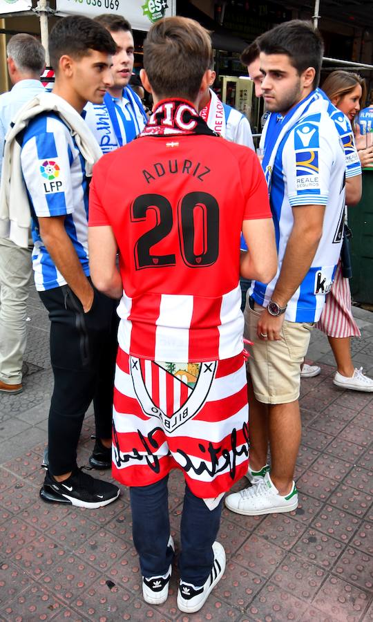 El buen ambiente ha reinado este viernes en las calles de Bilbao en las horas previas al derbi entre la Real Sociedad y el Athletic en San Mamés.