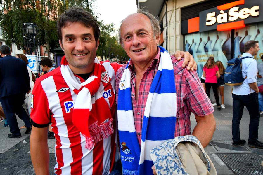 El buen ambiente ha reinado este viernes en las calles de Bilbao en las horas previas al derbi entre la Real Sociedad y el Athletic en San Mamés.