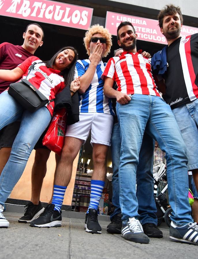 El buen ambiente ha reinado este viernes en las calles de Bilbao en las horas previas al derbi entre la Real Sociedad y el Athletic en San Mamés.
