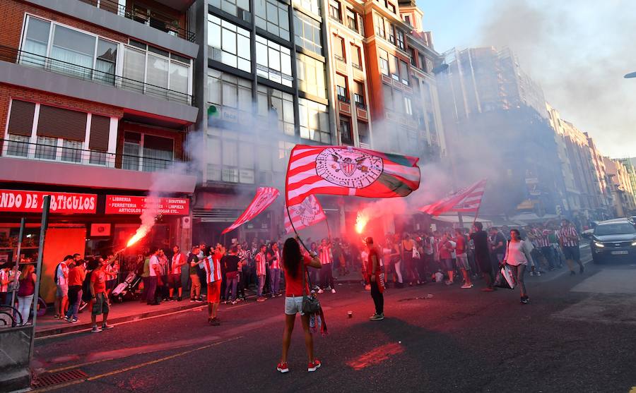El buen ambiente ha reinado este viernes en las calles de Bilbao en las horas previas al derbi entre la Real Sociedad y el Athletic en San Mamés.