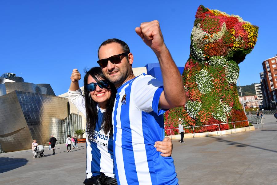 El buen ambiente ha reinado este viernes en las calles de Bilbao en las horas previas al derbi entre la Real Sociedad y el Athletic en San Mamés.