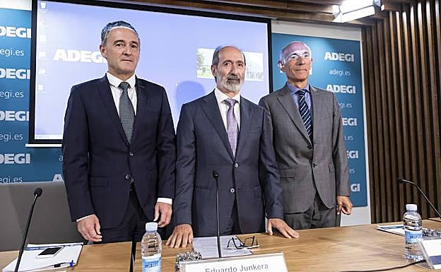 Los responsables de Adegi, en el acto de este viernes.