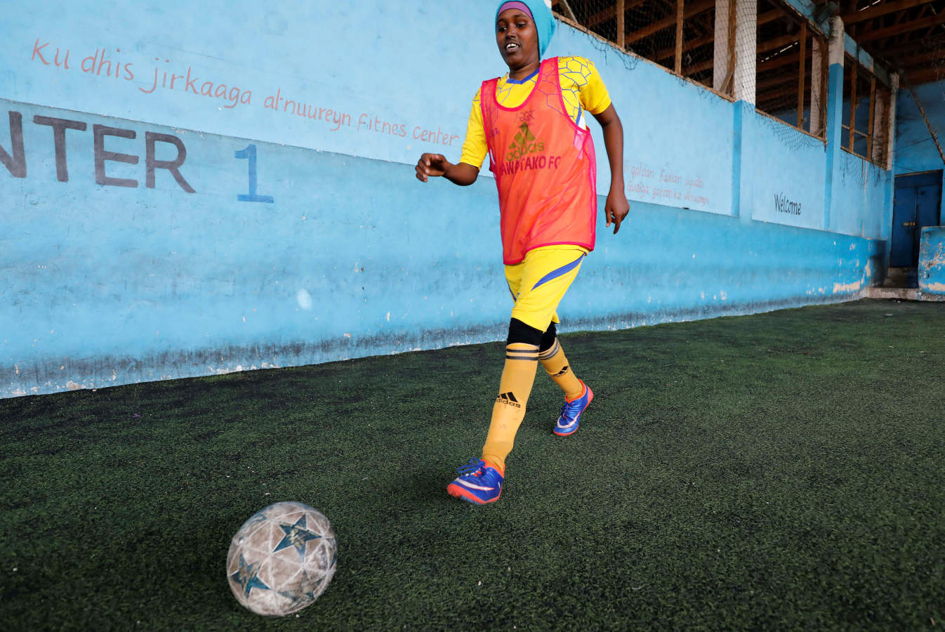 En Somalia es tabú que las mujeres aparezcan en público con pantalones cortos o camisetas porque existe la creencia de que la ropa deportiva no es adecuada para ellas. Pero las futbolistas del «Golden Girls Football Center», el primer club de fútbol femenino del país, entrenan en un gimnasio cubierto de Mogadiscio, dispuestas a acabar con miedos y desafiar prejuicios y discriminaciones, con la esperanza de representar a su país en algún campeonato internacional.