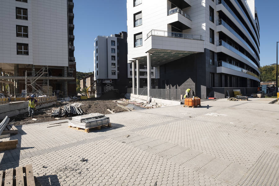 Este mes se entregan las llaves de las primeras 60 viviendas del barrio donostiarra de Txomin Berria, correspondientes al Ayuntamiento de San Sebastián y a la UTE Txomin liderada por Amenabar. El consistorio prevé que antes de fin de año se entreguen un total de 247 viviendas y el próximo año otras 363