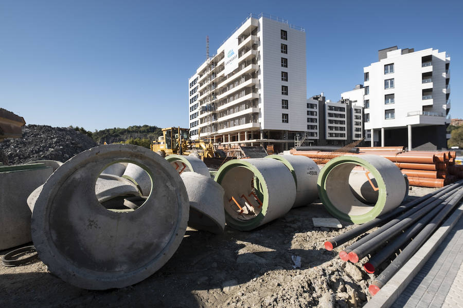 Este mes se entregan las llaves de las primeras 60 viviendas del barrio donostiarra de Txomin Berria, correspondientes al Ayuntamiento de San Sebastián y a la UTE Txomin liderada por Amenabar. El consistorio prevé que antes de fin de año se entreguen un total de 247 viviendas y el próximo año otras 363