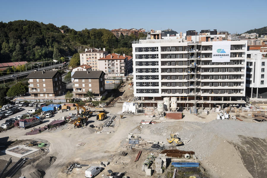 Este mes se entregan las llaves de las primeras 60 viviendas del barrio donostiarra de Txomin Berria, correspondientes al Ayuntamiento de San Sebastián y a la UTE Txomin liderada por Amenabar. El consistorio prevé que antes de fin de año se entreguen un total de 247 viviendas y el próximo año otras 363