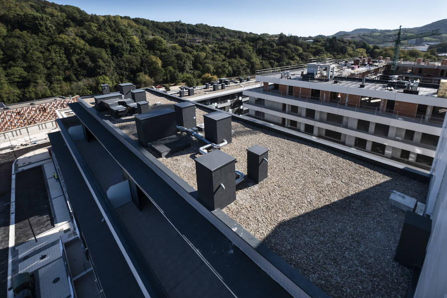 Este mes se entregan las llaves de las primeras 60 viviendas del barrio donostiarra de Txomin Berria, correspondientes al Ayuntamiento de San Sebastián y a la UTE Txomin liderada por Amenabar. El consistorio prevé que antes de fin de año se entreguen un total de 247 viviendas y el próximo año otras 363