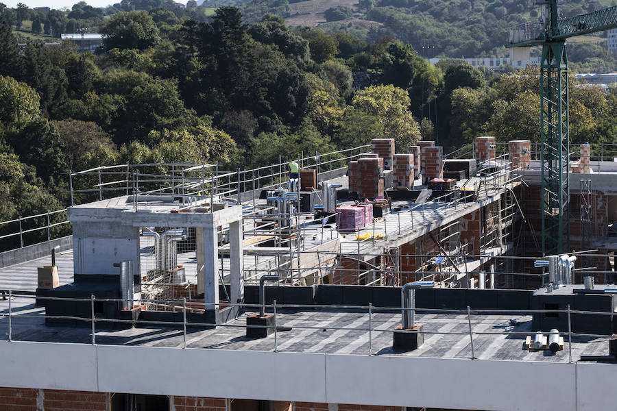 Este mes se entregan las llaves de las primeras 60 viviendas del barrio donostiarra de Txomin Berria, correspondientes al Ayuntamiento de San Sebastián y a la UTE Txomin liderada por Amenabar. El consistorio prevé que antes de fin de año se entreguen un total de 247 viviendas y el próximo año otras 363