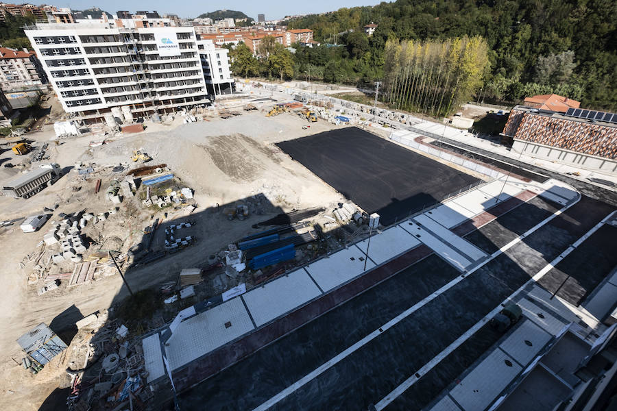 Este mes se entregan las llaves de las primeras 60 viviendas del barrio donostiarra de Txomin Berria, correspondientes al Ayuntamiento de San Sebastián y a la UTE Txomin liderada por Amenabar. El consistorio prevé que antes de fin de año se entreguen un total de 247 viviendas y el próximo año otras 363