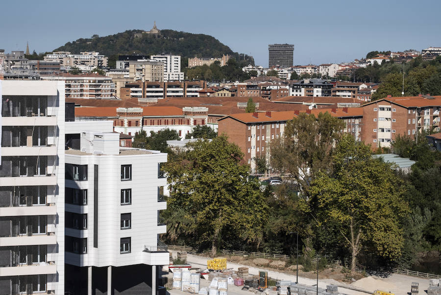 Este mes se entregan las llaves de las primeras 60 viviendas del barrio donostiarra de Txomin Berria, correspondientes al Ayuntamiento de San Sebastián y a la UTE Txomin liderada por Amenabar. El consistorio prevé que antes de fin de año se entreguen un total de 247 viviendas y el próximo año otras 363