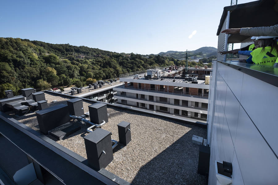 Este mes se entregan las llaves de las primeras 60 viviendas del barrio donostiarra de Txomin Berria, correspondientes al Ayuntamiento de San Sebastián y a la UTE Txomin liderada por Amenabar. El consistorio prevé que antes de fin de año se entreguen un total de 247 viviendas y el próximo año otras 363