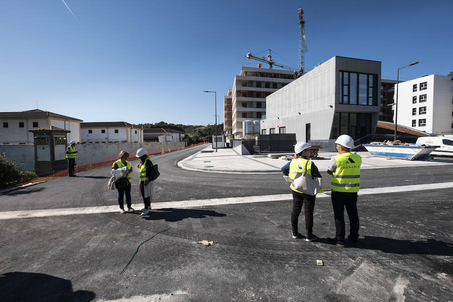 Este mes se entregan las llaves de las primeras 60 viviendas del barrio donostiarra de Txomin Berria, correspondientes al Ayuntamiento de San Sebastián y a la UTE Txomin liderada por Amenabar. El consistorio prevé que antes de fin de año se entreguen un total de 247 viviendas y el próximo año otras 363