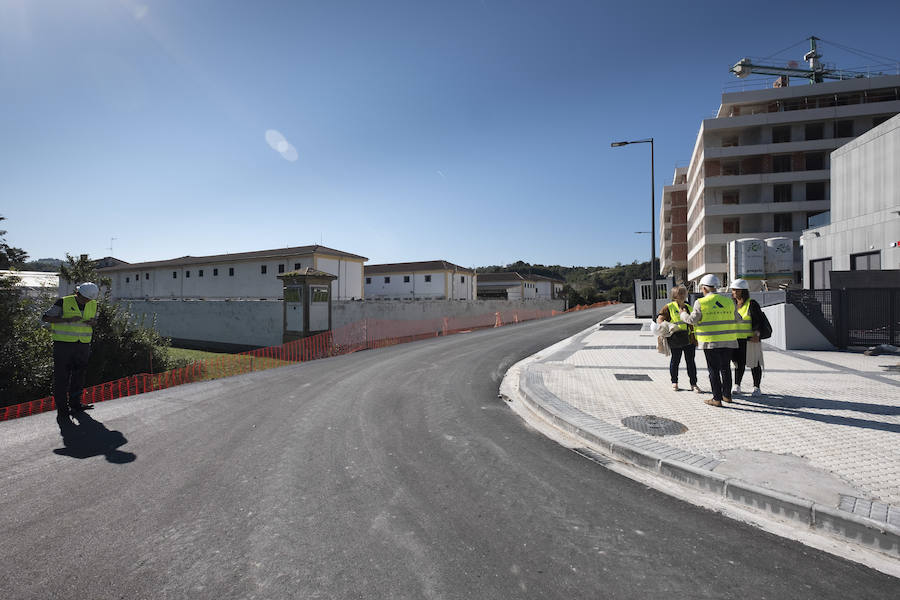 Este mes se entregan las llaves de las primeras 60 viviendas del barrio donostiarra de Txomin Berria, correspondientes al Ayuntamiento de San Sebastián y a la UTE Txomin liderada por Amenabar. El consistorio prevé que antes de fin de año se entreguen un total de 247 viviendas y el próximo año otras 363