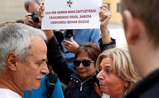 Consuelo Ordóñez dialoga con uno de los organizadores del acto.