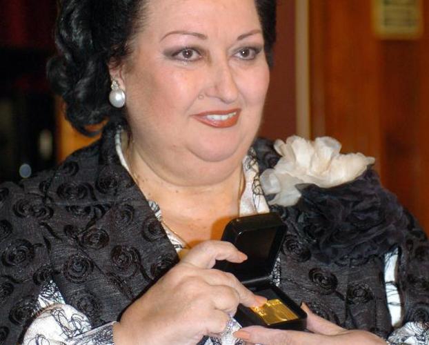 Caballé muestra la medalla que el Conservatorio Superior de Música del Liceo le entregó al cumplir los 50 años de su graduación. 