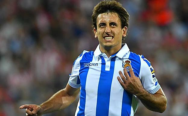 Mikel Oyarzabal se lleva la mano izquierda al escudo de la Real tras marcar su segundo gol ayer, el tercero de su equipo.