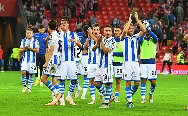 Artiz Elustondo, Illarramendi, Gorosabel y Sangalli celebran la victoria con los aficionados realistas. 