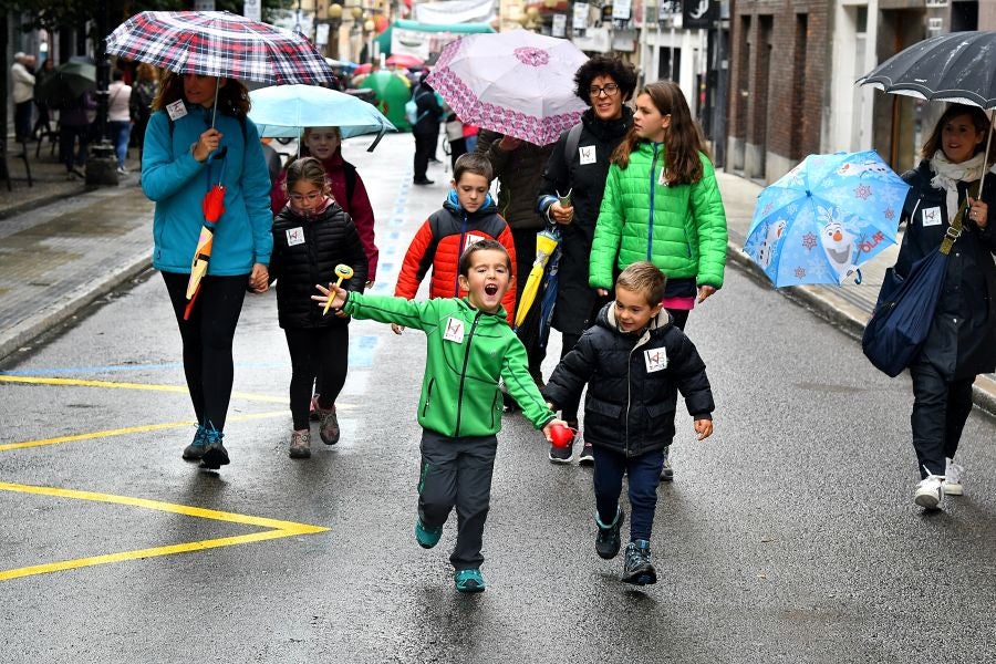 Kilometroak ha traído la fiesta de las ikastolas de Gipuzkoa a Zumarraga y Urretxu. Un circuito de 5,9 km que ha recorrido ambas localidades con cuatro áreas que han dado cabida a un sinfín de actividades. A pesar de la lluvia, ha habido fiesta a tope bajo el lema 'Zubiak batuz'.
