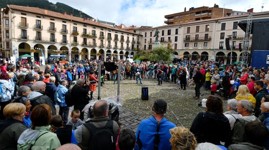Kilometroak ha traído la fiesta de las ikastolas de Gipuzkoa a Zumarraga y Urretxu. Un circuito de 5,9 km que ha recorrido ambas localidades con cuatro áreas que han dado cabida a un sinfín de actividades. A pesar de la lluvia, ha habido fiesta a tope bajo el lema 'Zubiak batuz'.