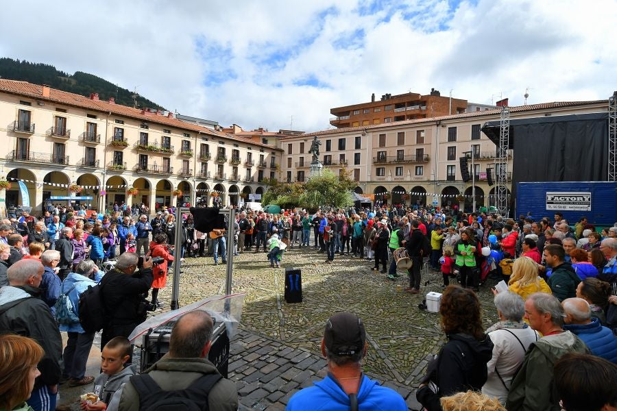Kilometroak ha traído la fiesta de las ikastolas de Gipuzkoa a Zumarraga y Urretxu. Un circuito de 5,9 km que ha recorrido ambas localidades con cuatro áreas que han dado cabida a un sinfín de actividades. A pesar de la lluvia, ha habido fiesta a tope bajo el lema 'Zubiak batuz'.