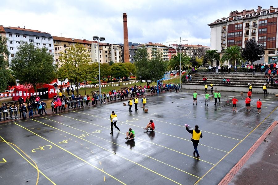 Kilometroak ha traído la fiesta de las ikastolas de Gipuzkoa a Zumarraga y Urretxu. Un circuito de 5,9 km que ha recorrido ambas localidades con cuatro áreas que han dado cabida a un sinfín de actividades. A pesar de la lluvia, ha habido fiesta a tope bajo el lema 'Zubiak batuz'.