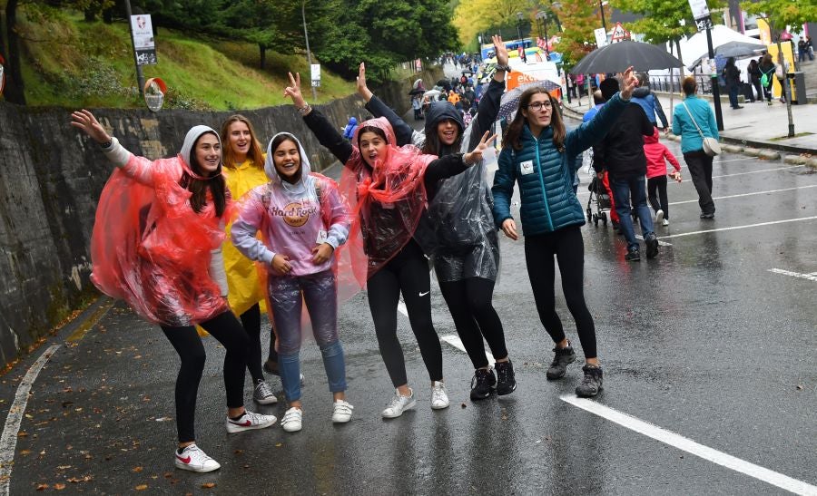 Kilometroak ha traído la fiesta de las ikastolas de Gipuzkoa a Zumarraga y Urretxu. Un circuito de 5,9 km que ha recorrido ambas localidades con cuatro áreas que han dado cabida a un sinfín de actividades. A pesar de la lluvia, ha habido fiesta a tope bajo el lema 'Zubiak batuz'.