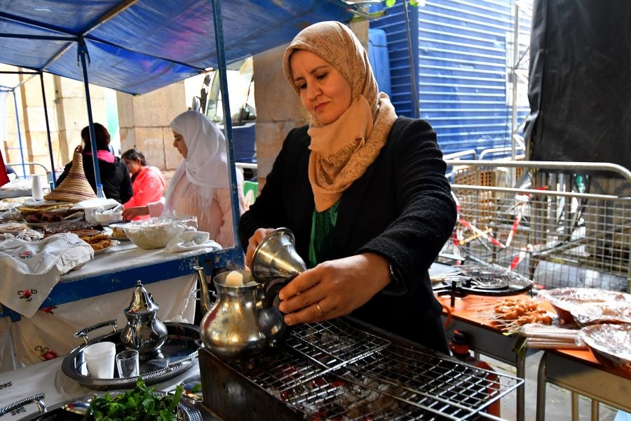 Kilometroak ha traído la fiesta de las ikastolas de Gipuzkoa a Zumarraga y Urretxu. Un circuito de 5,9 km que ha recorrido ambas localidades con cuatro áreas que han dado cabida a un sinfín de actividades. A pesar de la lluvia, ha habido fiesta a tope bajo el lema 'Zubiak batuz'.