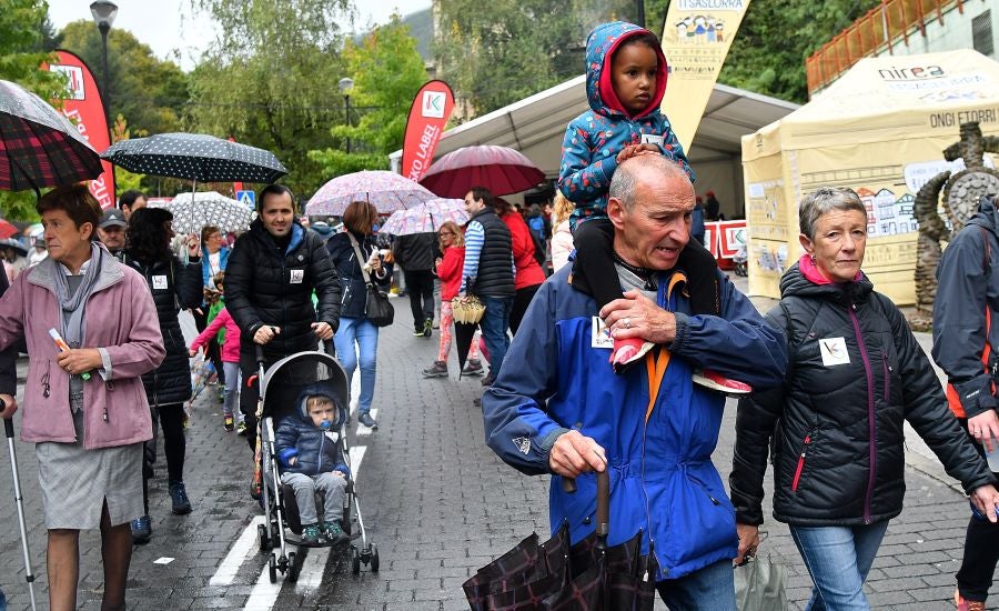 Kilometroak ha traído la fiesta de las ikastolas de Gipuzkoa a Zumarraga y Urretxu. Un circuito de 5,9 km que ha recorrido ambas localidades con cuatro áreas que han dado cabida a un sinfín de actividades. A pesar de la lluvia, ha habido fiesta a tope bajo el lema 'Zubiak batuz'.
