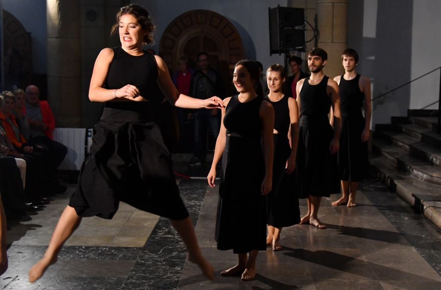 Kilometroak ha traído la fiesta de las ikastolas de Gipuzkoa a Zumarraga y Urretxu. Un circuito de 5,9 km que ha recorrido ambas localidades con cuatro áreas que han dado cabida a un sinfín de actividades. A pesar de la lluvia, ha habido fiesta a tope bajo el lema 'Zubiak batuz'.