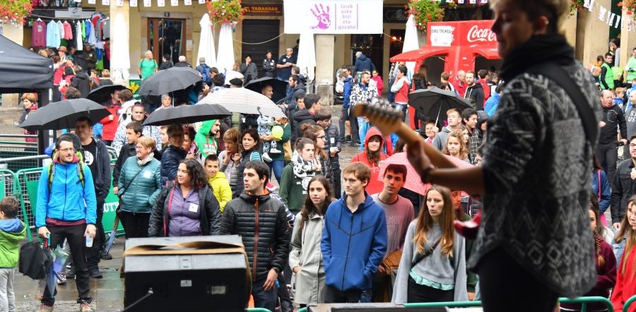 Kilometroak ha traído la fiesta de las ikastolas de Gipuzkoa a Zumarraga y Urretxu. Un circuito de 5,9 km que ha recorrido ambas localidades con cuatro áreas que han dado cabida a un sinfín de actividades. A pesar de la lluvia, ha habido fiesta a tope bajo el lema 'Zubiak batuz'.