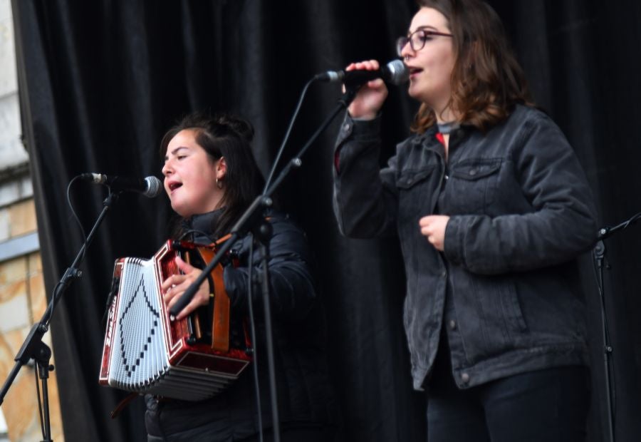 Kilometroak ha traído la fiesta de las ikastolas de Gipuzkoa a Zumarraga y Urretxu. Un circuito de 5,9 km que ha recorrido ambas localidades con cuatro áreas que han dado cabida a un sinfín de actividades. A pesar de la lluvia, ha habido fiesta a tope bajo el lema 'Zubiak batuz'.