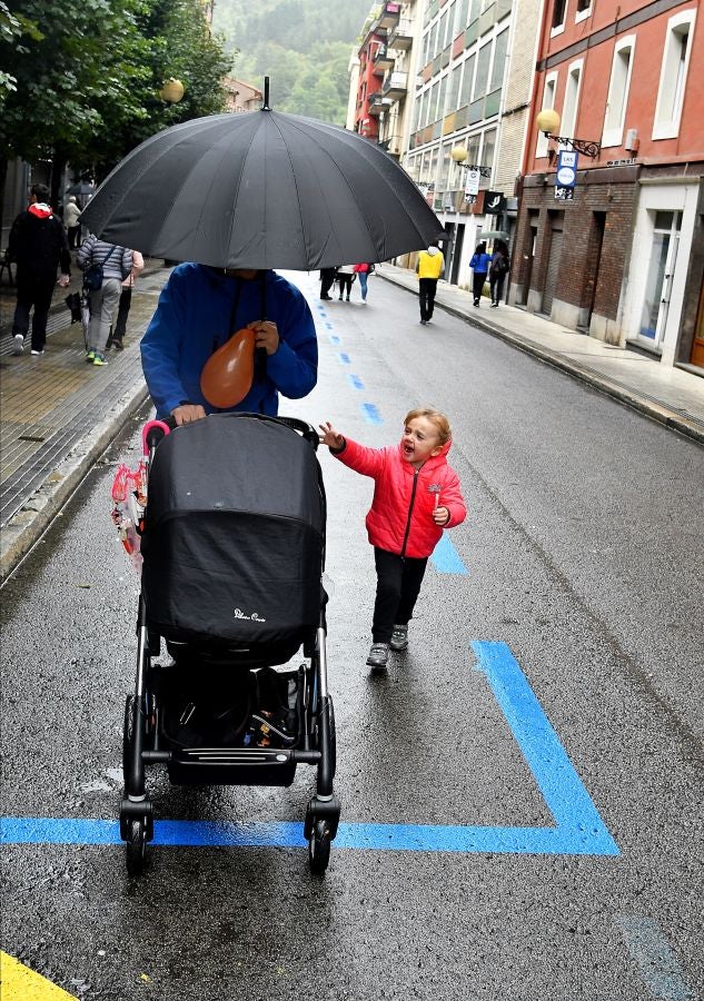 Kilometroak ha traído la fiesta de las ikastolas de Gipuzkoa a Zumarraga y Urretxu. Un circuito de 5,9 km que ha recorrido ambas localidades con cuatro áreas que han dado cabida a un sinfín de actividades. A pesar de la lluvia, ha habido fiesta a tope bajo el lema 'Zubiak batuz'.
