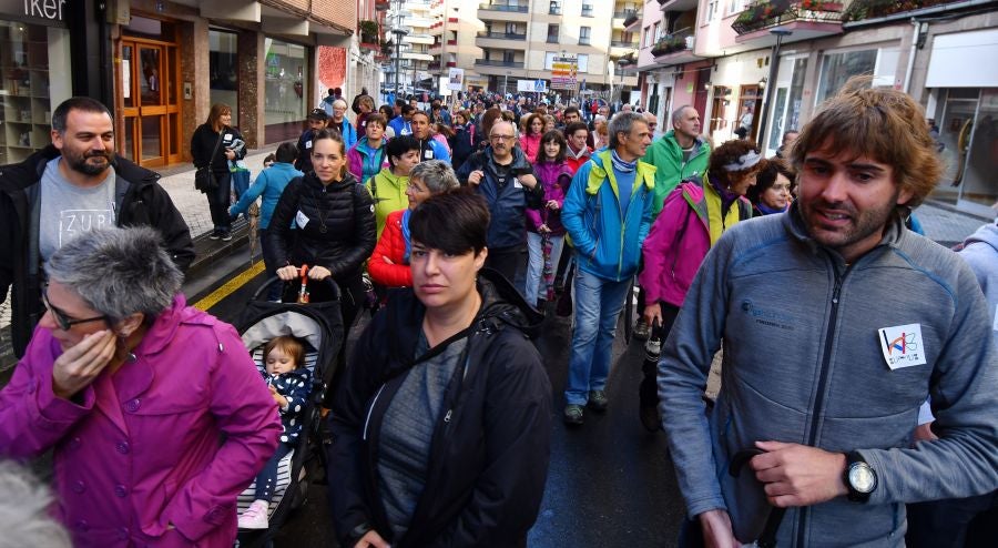 Kilometroak ha traído la fiesta de las ikastolas de Gipuzkoa a Zumarraga y Urretxu. Un circuito de 5,9 km que ha recorrido ambas localidades con cuatro áreas que han dado cabida a un sinfín de actividades. A pesar de la lluvia, ha habido fiesta a tope bajo el lema 'Zubiak batuz'.